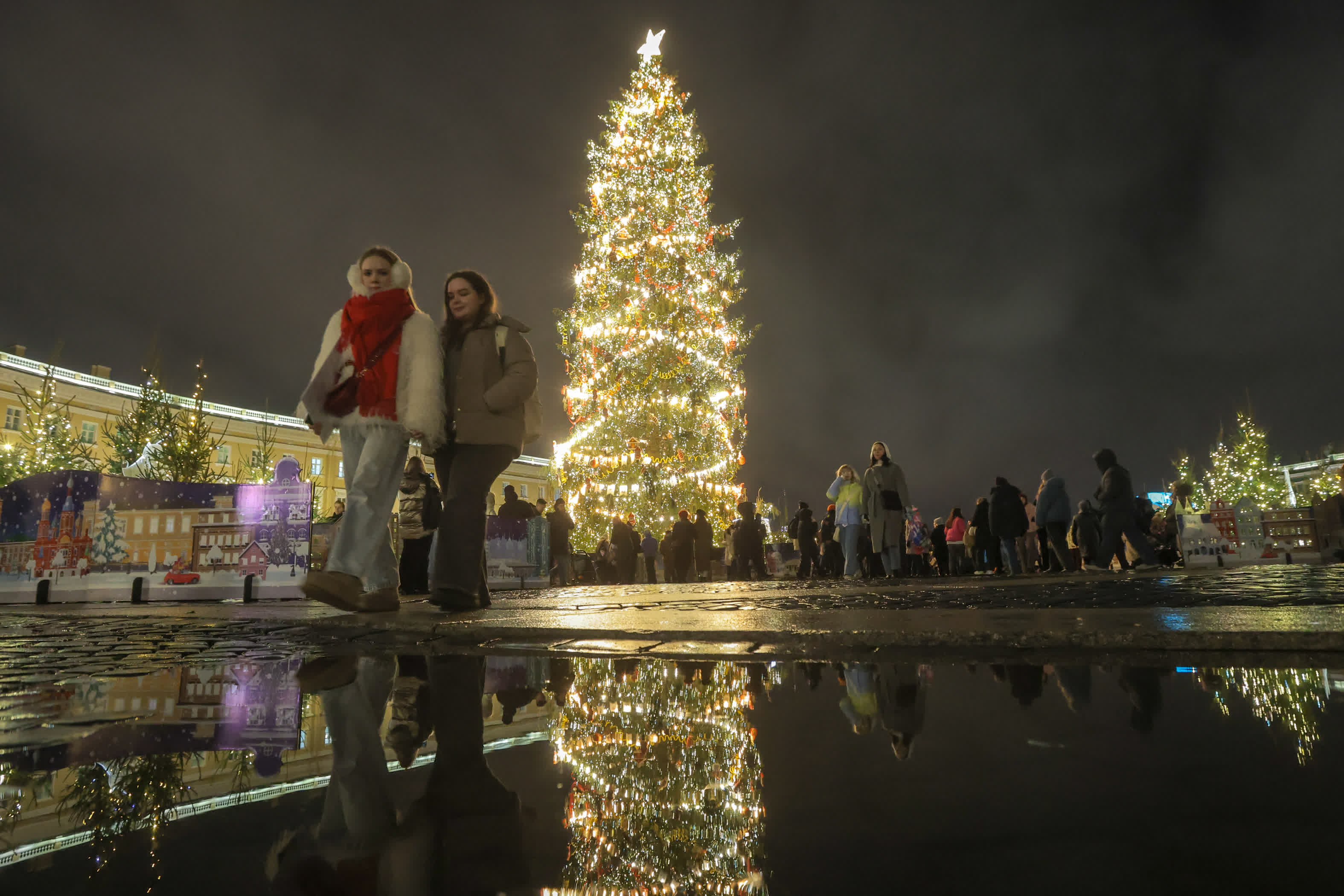 12月20日(ri)，在(zai)俄羅斯聖彼得堡，行人(ren)經過新(xin)年(nian)樹。新(xin)華社(she))