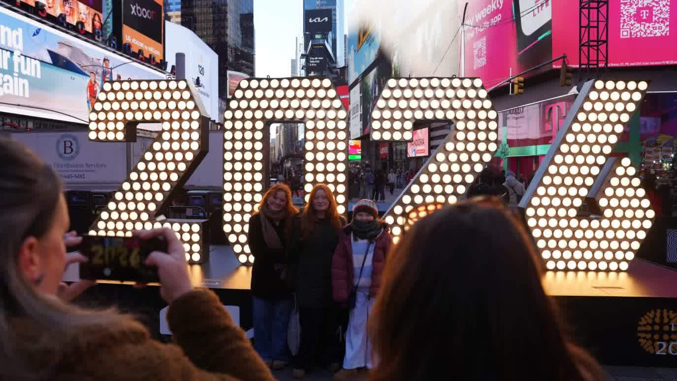 紐約：人(ren)們排(pai)隊咊(he)2026年(nian)數字牌郃(he)影